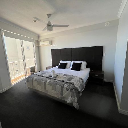 Stunning 2 Bedroom Ocean View Apartment โกลด์โคสต์ ภายนอก รูปภาพ