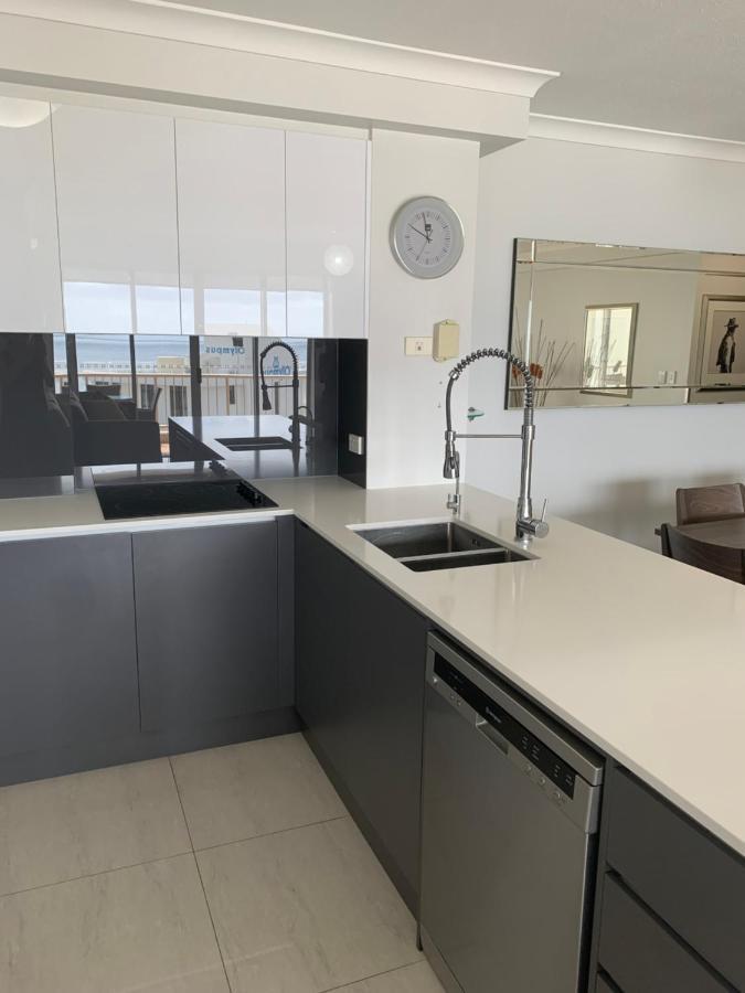 Stunning 2 Bedroom Ocean View Apartment โกลด์โคสต์ ภายนอก รูปภาพ