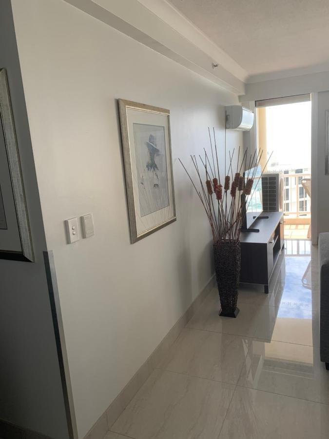Stunning 2 Bedroom Ocean View Apartment โกลด์โคสต์ ภายนอก รูปภาพ
