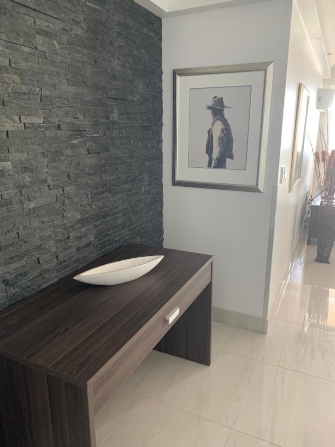 Stunning 2 Bedroom Ocean View Apartment โกลด์โคสต์ ภายนอก รูปภาพ