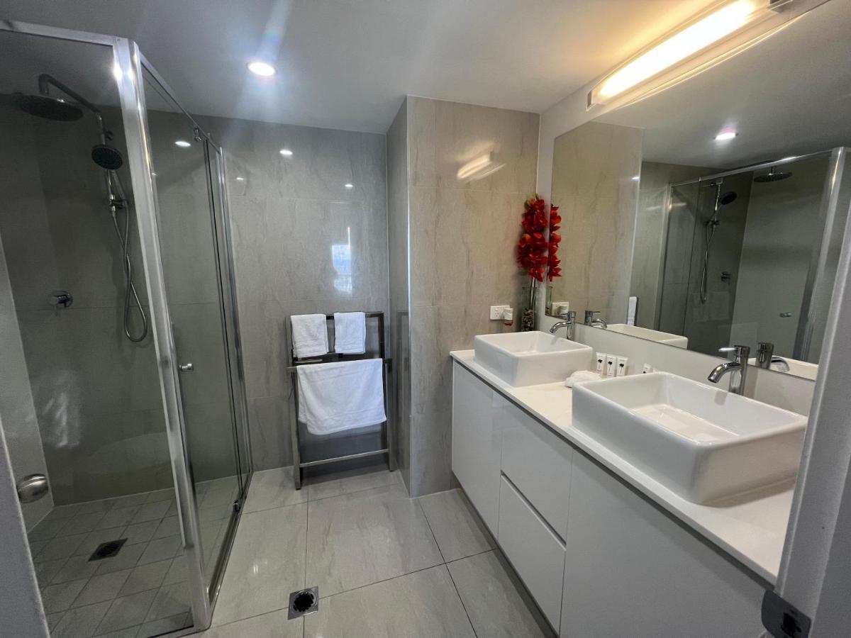 Stunning 2 Bedroom Ocean View Apartment โกลด์โคสต์ ภายนอก รูปภาพ