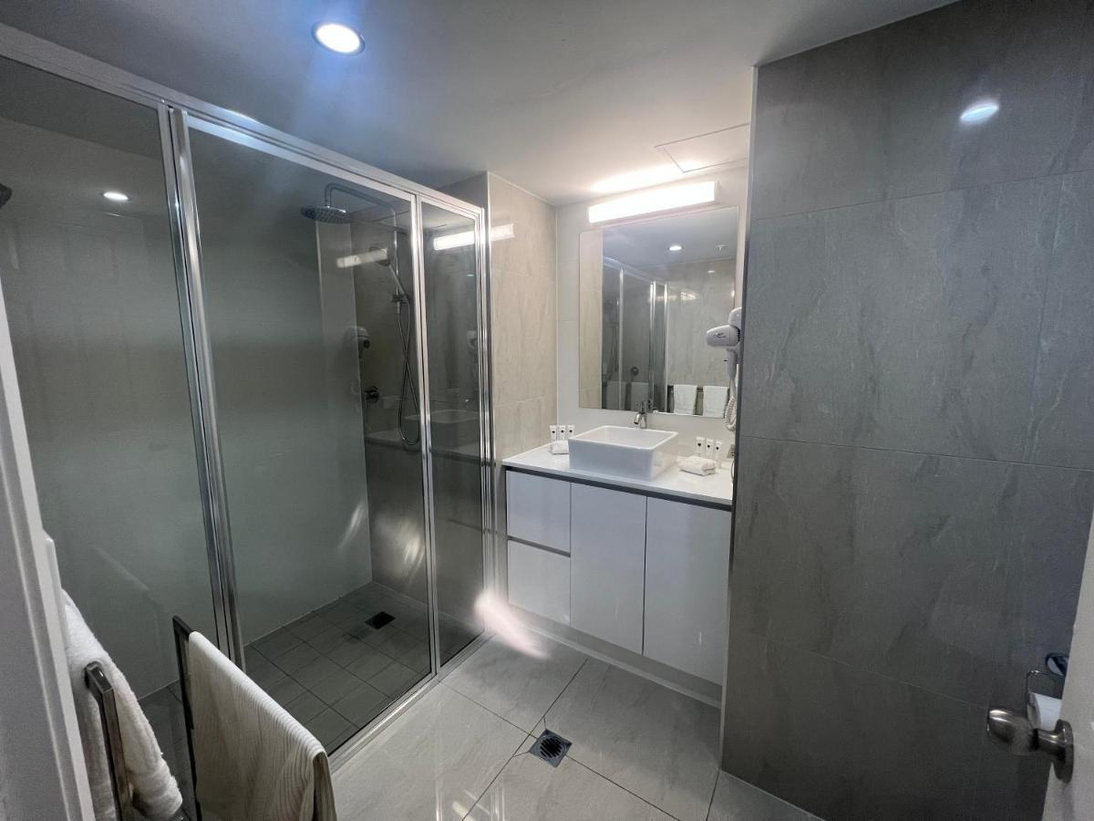 Stunning 2 Bedroom Ocean View Apartment โกลด์โคสต์ ภายนอก รูปภาพ
