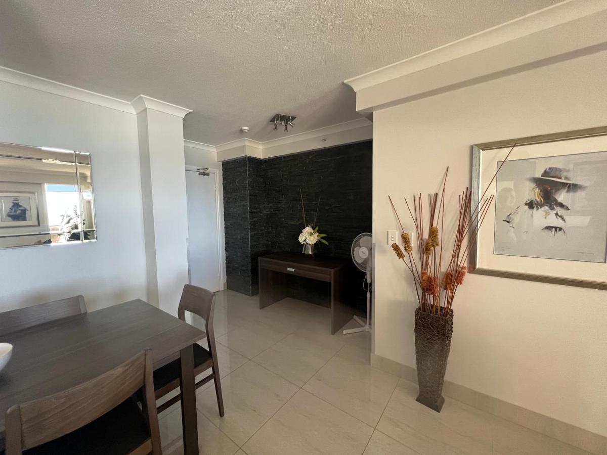 Stunning 2 Bedroom Ocean View Apartment โกลด์โคสต์ ภายนอก รูปภาพ